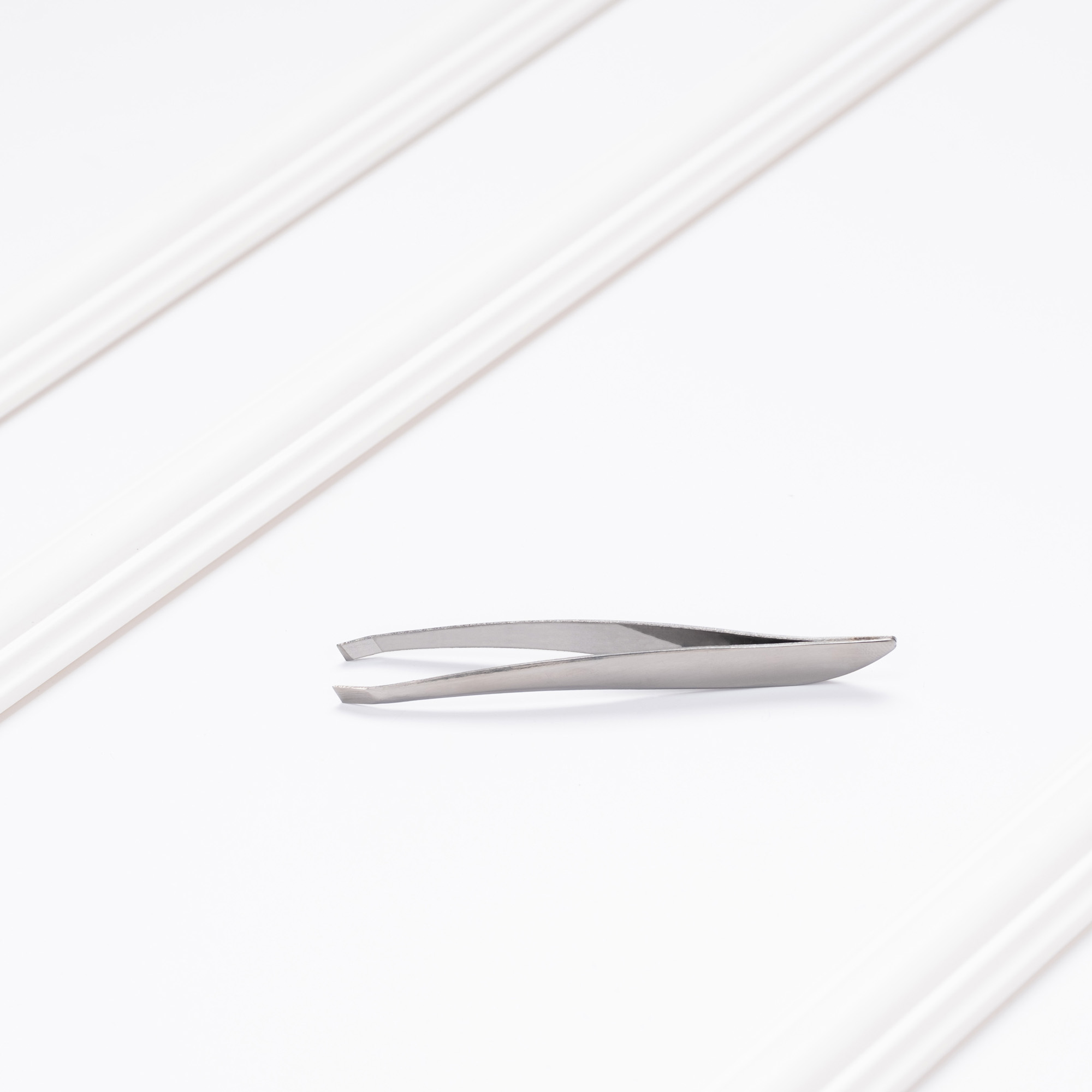 Pęseta do brwi wygięta stalowa Pęseta do brwi wygięta stalowa